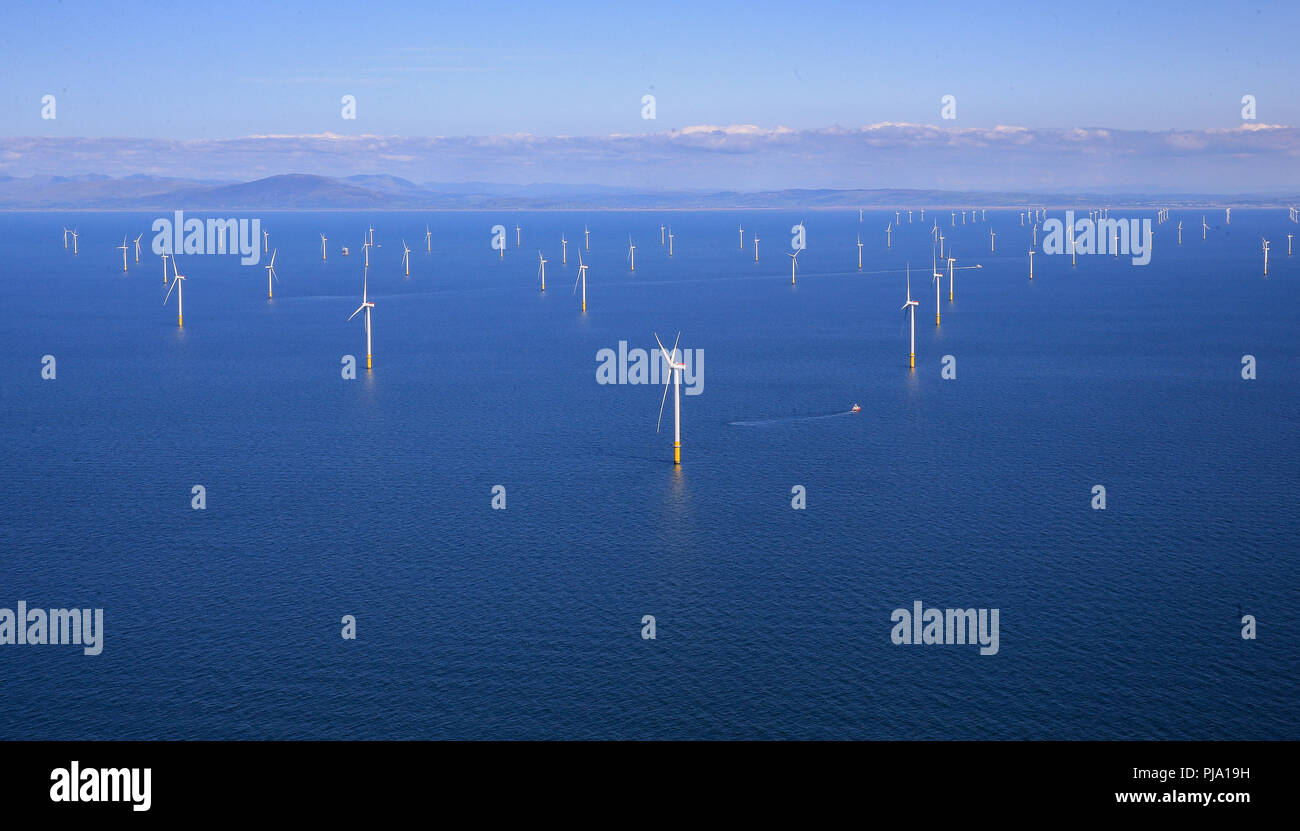 À l'embargo 0001 Jeudi 06 septembre l'Extension Walney dans la mer d'Irlande, au large de la côte de Cumbria, le plus grand parc éolien offshore de travail qui a ouvert mercredi. Banque D'Images