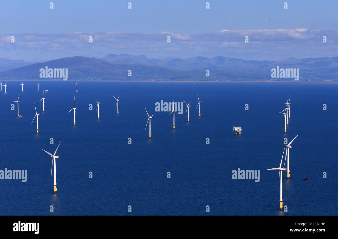 À l'embargo 0001 Jeudi 06 septembre l'Extension Walney dans la mer d'Irlande, au large de la côte de Cumbria, le plus grand parc éolien offshore de travail qui a ouvert mercredi. Banque D'Images