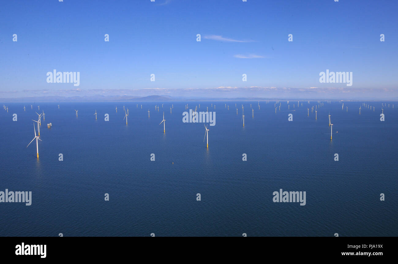 À l'embargo 0001 Jeudi 06 septembre l'Extension Walney dans la mer d'Irlande, au large de la côte de Cumbria, le plus grand parc éolien offshore de travail qui a ouvert mercredi. Banque D'Images