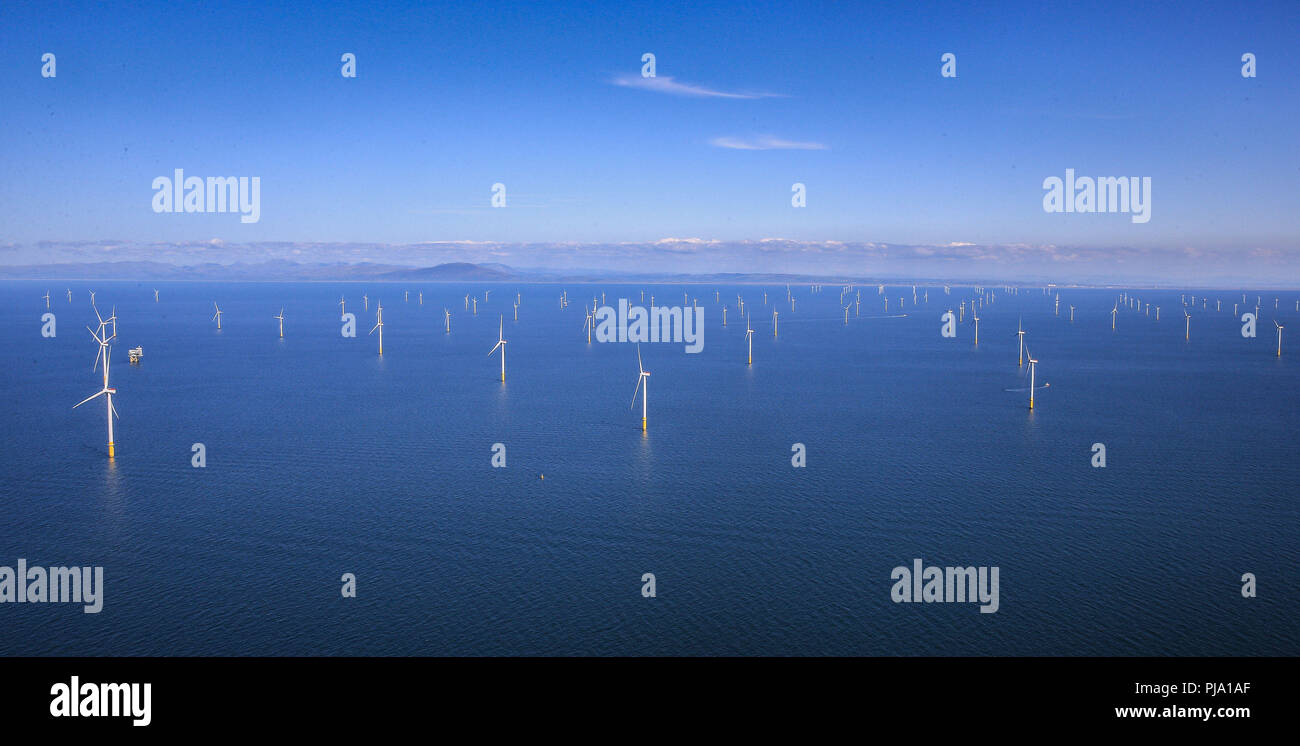 À l'embargo 0001 Jeudi 06 septembre l'Extension Walney dans la mer d'Irlande, au large de la côte de Cumbria, le plus grand parc éolien offshore de travail qui a ouvert mercredi. Banque D'Images