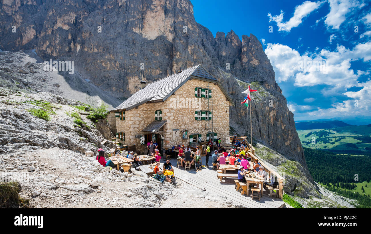 RIFUGIO Vicenza, Italie, Massif du Sassolungo, Juillet 1, 2018 : les gens d'Alpinisme reposant à Vicenza chalet de montagnes des Dolomites. Banque D'Images