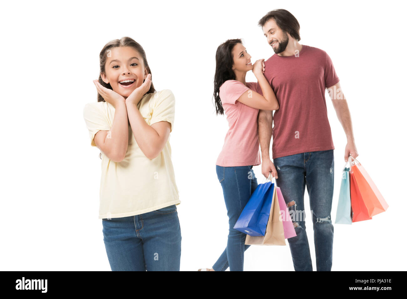 Focus sélectif de kid et les parents avec shopping bags isolated on white Banque D'Images