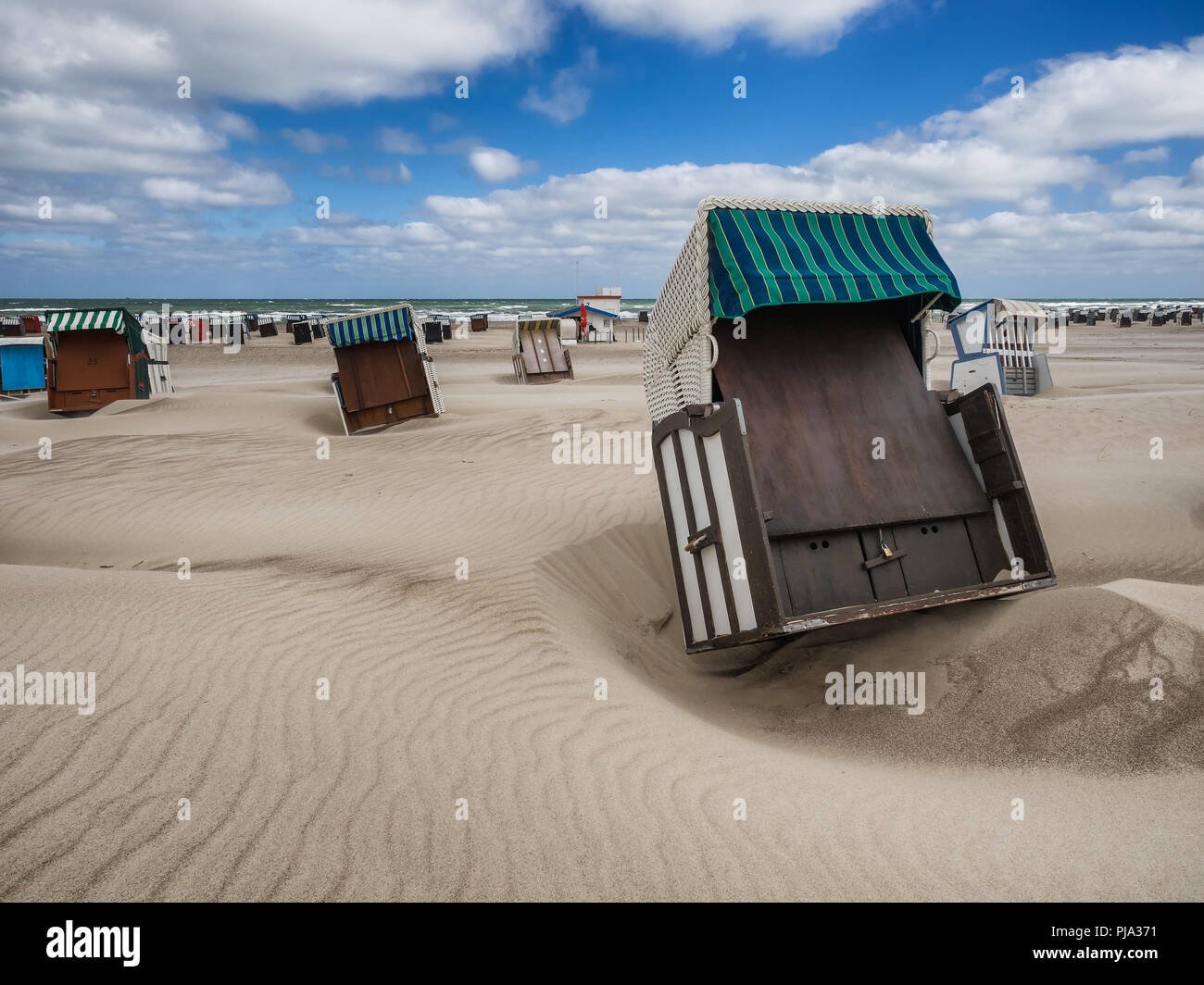 Des paniers de plage par un jour de vent dans la mer Baltique de Warnemunde Banque D'Images