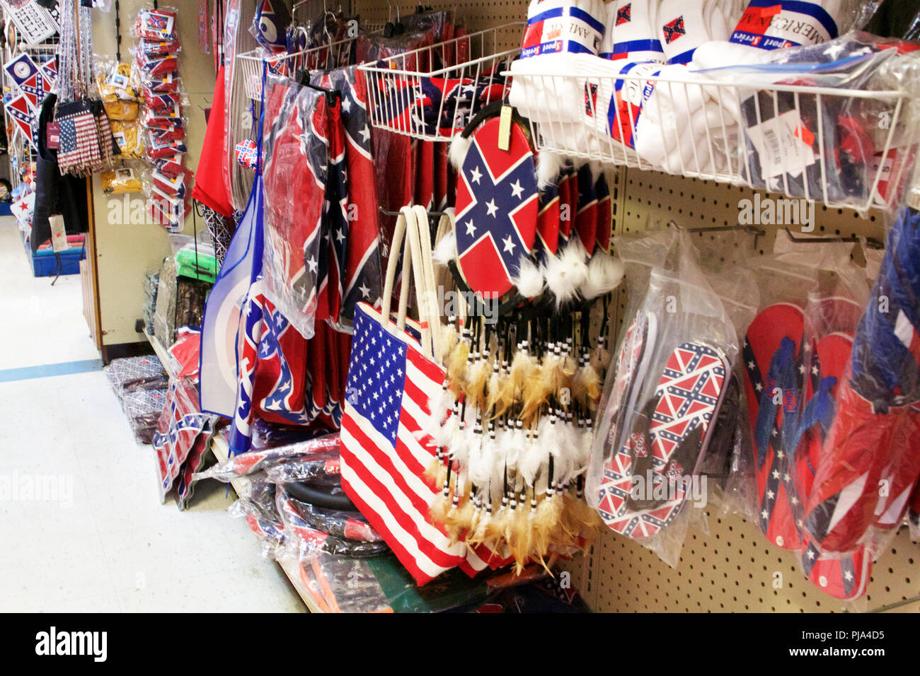 Nouvelle Église, Virginie, USA - 1 septembre 2018 : Confederate flags drapeaux américains surpasser en taille et en nombre à Dixieland, une station d'essence et une boutique de cadeaux. Banque D'Images