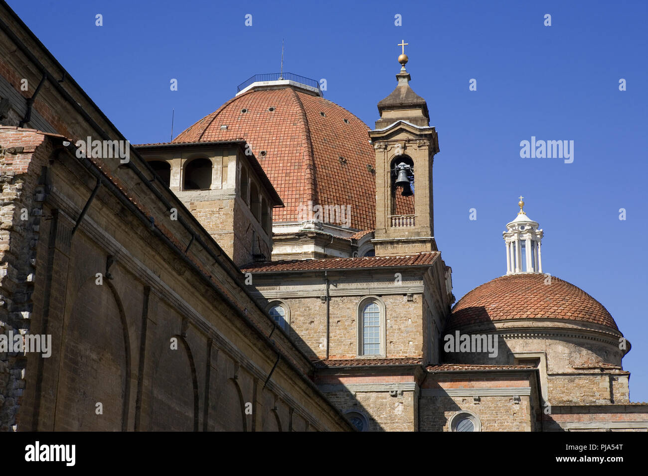 Basilique San Lorenzo, Florence, Toscane, Italie, montrant le dôme de la chapelle des Médicis, le Campanile et Michelangelo's Sagrestia Nuova Banque D'Images