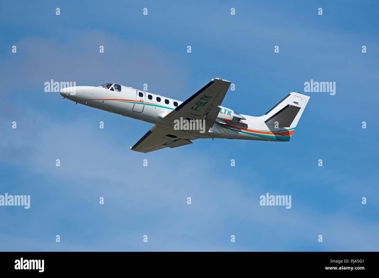 Français immatriculés Cessna Citation 550 II F-GLTK escalade de Inverness Dalcross aéroport dans les Highlands écossais. Banque D'Images