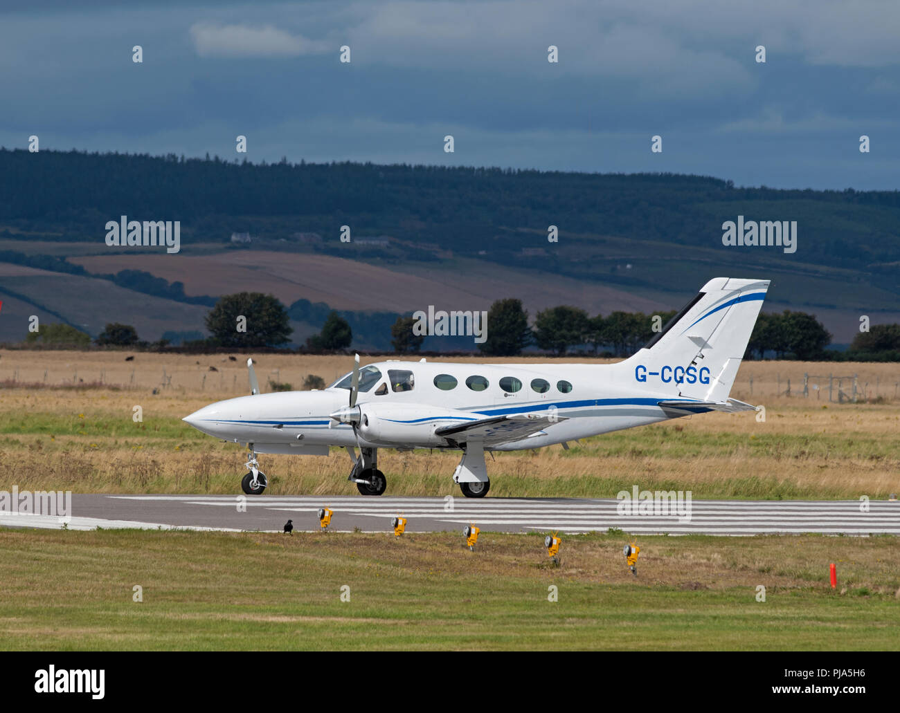 Cessna 421 Golden Eagle C arrivant à l'aéroport d'Inverness originaire du sud de l'Angleterre. Banque D'Images