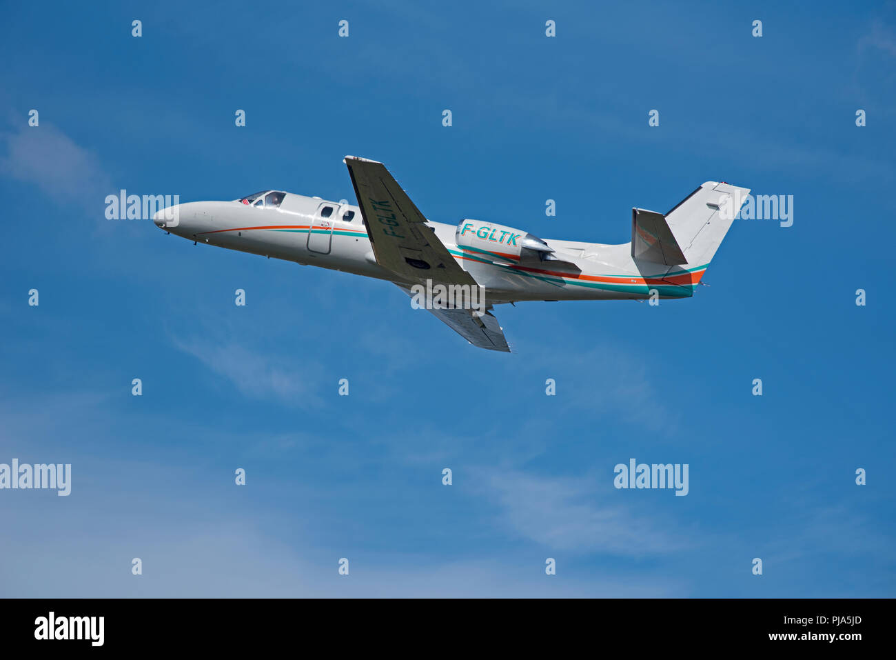 Français immatriculés Cessna Citation 550 II F-GLTK escalade de Inverness Dalcross aéroport dans les Highlands écossais. Banque D'Images