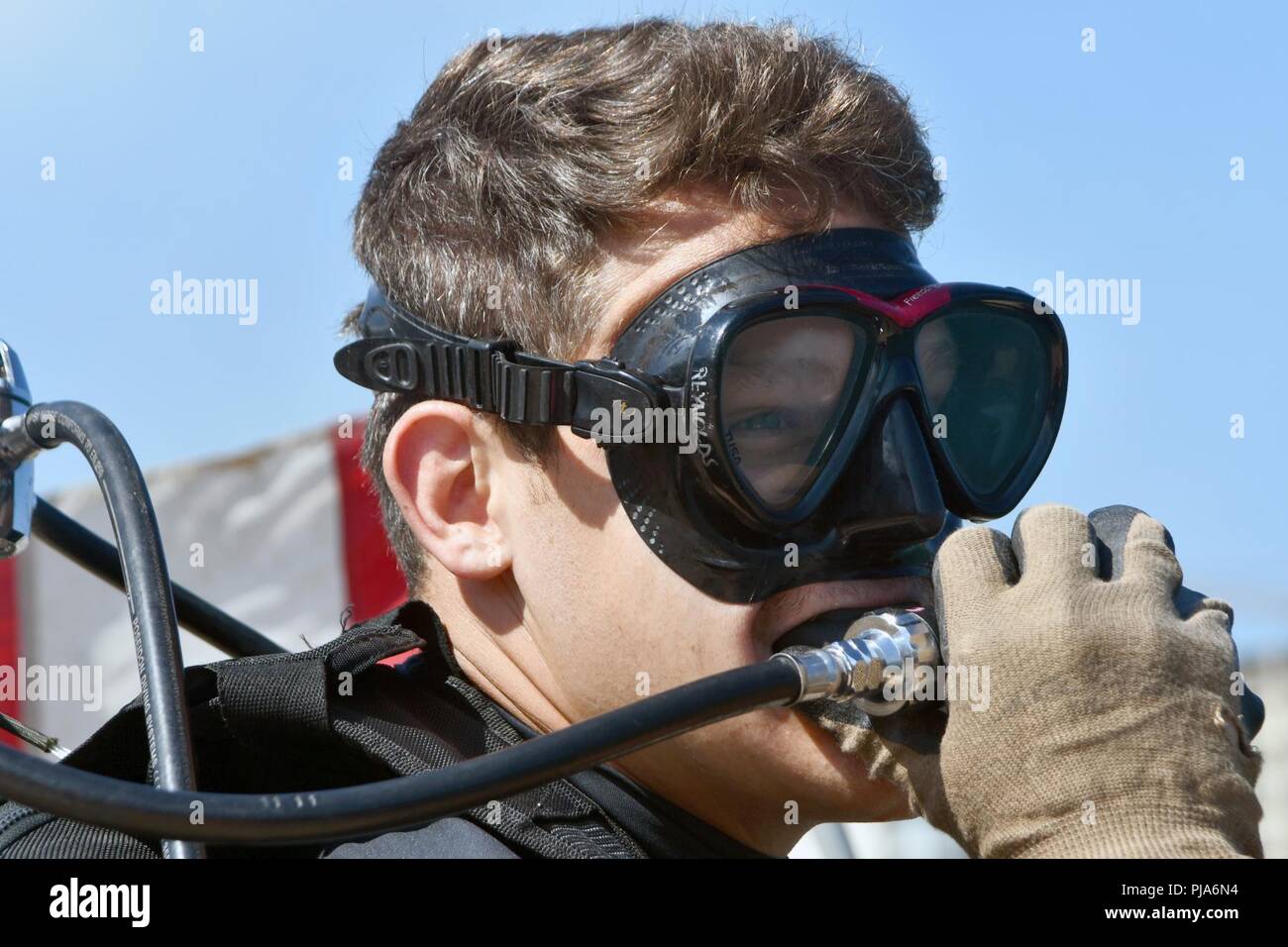 Liban (1 juillet 2018) l'élimination des explosifs et munitions (NEM) 1ère classe technicien Chris Reynolds se prépare pour une plongée au cours de l'exercice Resolute Response (RR) 18. RR18 est un NEM bilatérales, la plongée et la visite, de sélection, de perquisition et de saisie l'engagement avec les États-Unis et les Forces armées libanaises à renforcer la coopération entre militaires et contrer les menaces maritimes. Banque D'Images