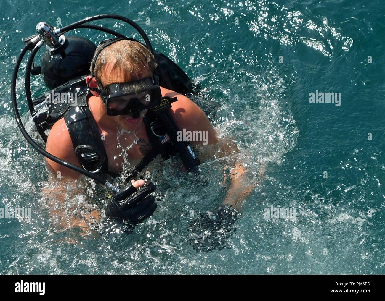 Liban (4 juillet 2018) - l'élimination des explosifs et munitions (NEM) Technicien 2e classe John Cole suivant les surfaces d'une plongée au cours de l'exercice Resolute Response (RR) 18. RR18 est un NEM bilatérales, la plongée et la visite, de sélection, de perquisition et de saisie l'engagement avec les États-Unis et les Forces armées libanaises à renforcer la coopération entre militaires et contrer les menaces maritimes Banque D'Images