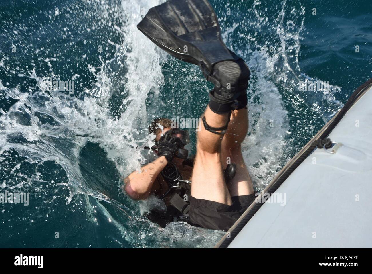 Liban (4 juillet 2018) - Le Lieutenant irlandais Simon effectue un rouleau arrière entrée de plongée au cours de l'exercice Resolute Response (RR) 18. RR18 est un accord bilatéral des explosifs et munitions, la plongée et la visite, de sélection, de perquisition et de saisie l'engagement avec les États-Unis et les Forces armées libanaises à renforcer la coopération entre militaires et contrer les menaces maritimes Banque D'Images