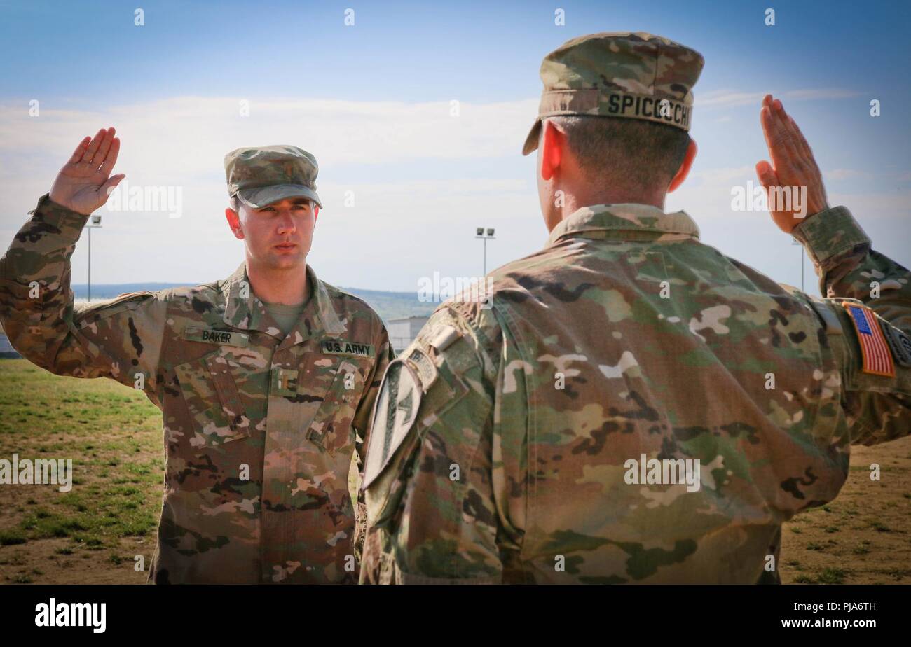 2e lieutenant Pierce Baker, affecté à un Co, 2e Bataillon, 5e régiment de cavalerie, 1st Armored Brigade Combat Team, 1re Division de cavalerie, récite le serment d'Office au cours de sa cérémonie de promotion, Novo Selo, la Bulgarie, le 2 juillet 2018. Baker a été promu au grade de premier lieutenant, par le capitaine Nicholas Spicocchi, commandant de 2-5 CAV, 1er ABCT, 1er CD, au cours de sa cérémonie de promotion. Banque D'Images