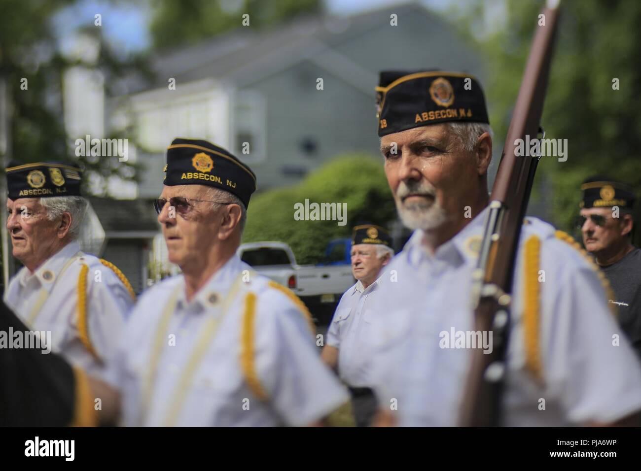 Les membres de la garde d'honneur de la Légion américaine à effectuer l'historique Smithville Quatrième de juillet parade à Smithville, N.J., le 4 juillet 2018. Cette parade annuelle est la plus importante de l'état. Cette photo a été prise avec un objectif tilt shift. Banque D'Images