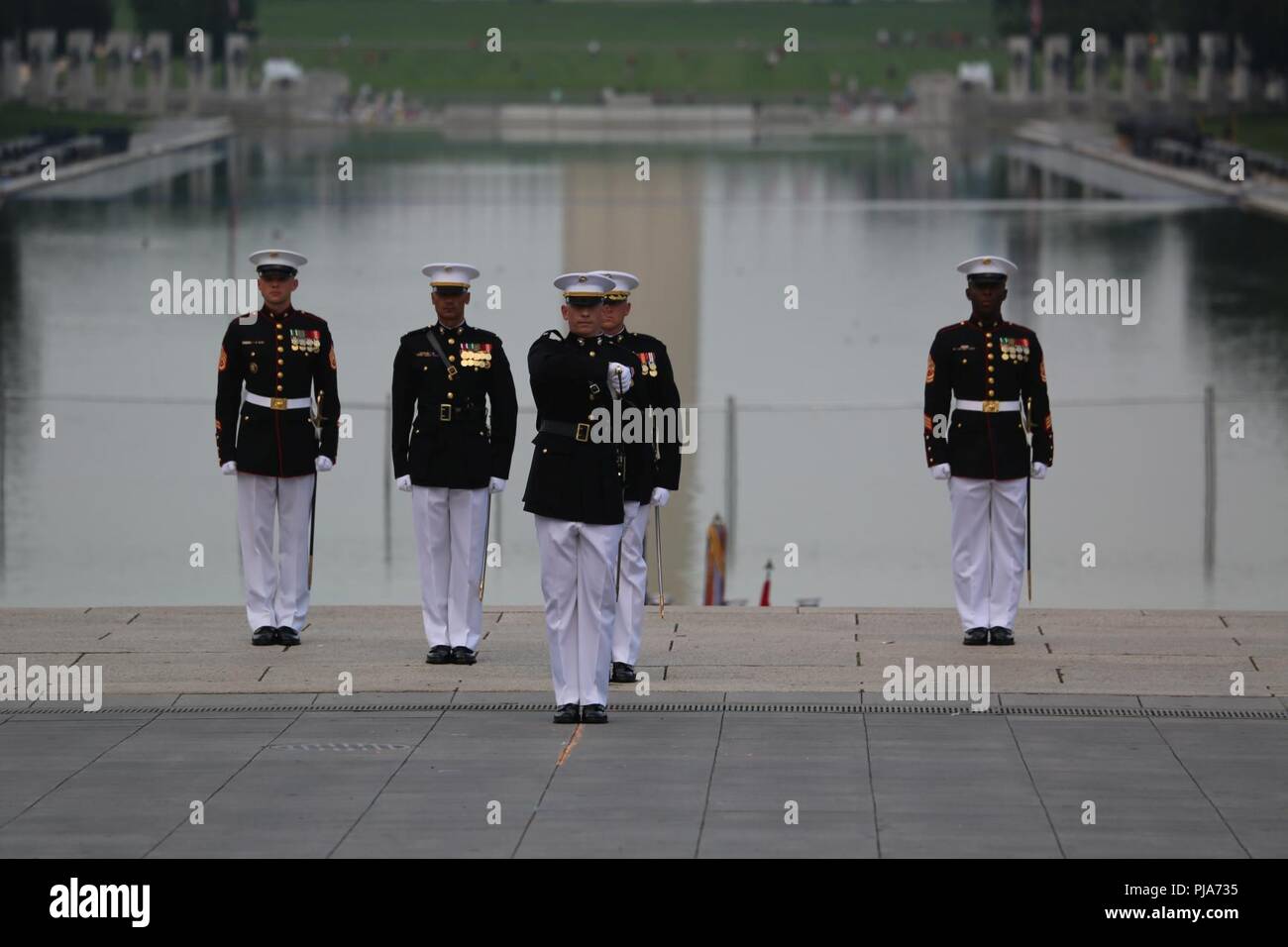 L'Adjudant-chef 2 Richard Woodall, défilé, l'adjudant-exécute "attirer l'épée" au cours d'une Parade au coucher du soleil mardi au Lincoln Memorial, Washington D.C., le 3 juillet 2018. L'invité d'honneur pour le défilé a été Vice-amiral. Walter E. "Ted" Carter, 62e directeur de l'académie navale des États-Unis, et l'accueil a été le lieutenant-général Robert S. Walsh, commandant général, Marine Corps Combat Development Command, et commandant adjoint, le développement des méthodes de combat et de l'intégration. Banque D'Images