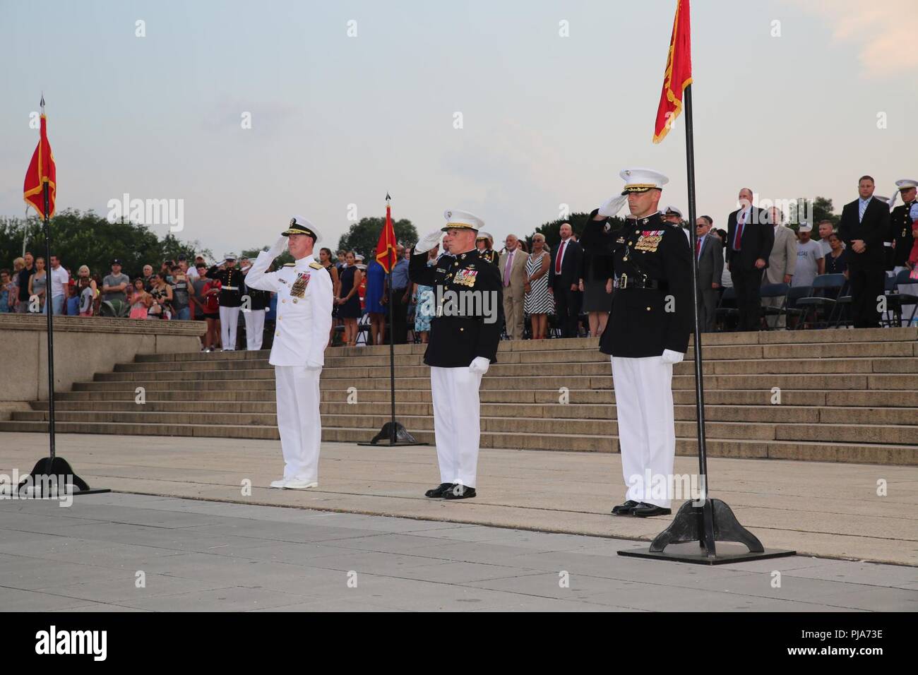 De gauche à droite, le Vice-amiral. Walter E. "Ted" Carter, 62e directeur de l'académie navale des États-Unis, le Lieutenant-général Robert S. Walsh, commandant général, Marine Corps Combat Development Command, et commandant adjoint, le développement des méthodes de combat et de l'intégration, et le Colonel Don Tomich, commandant de Marine Barracks, Washington D.C., rendre un hommage pour les honneurs au cours d'une Parade au coucher du soleil mardi au Lincoln Memorial, Washington D.C., le 3 juillet 2018. L'invité d'honneur pour le défilé a été Vice-amiral. Carter et l'accueil a été le général de Walsh. Banque D'Images
