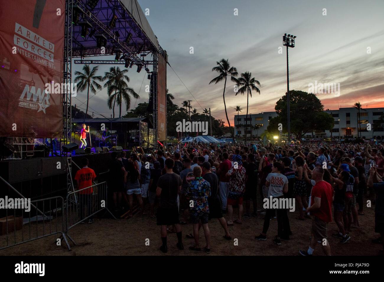 PEARL HARBOR (4 juillet 2018) Rock Band Stone Temple Pilots effectuer pour les militaires et leurs familles à un quatrième de juillet, fête at Joint Base Harbor-Hickam Pearl lors de Rim of the Pacific (RIMPAC). Vingt-cinq nations, 46 navires, 5 sous-marins, environ 200 avions et 25 000 personnes participent à l'EXERCICE RIMPAC du 27 juin au 2 août dans et autour des îles Hawaï et la Californie du Sud. Le plus grand exercice maritime international RIMPAC, fournit une formation unique alors que la promotion et le soutien de relations de coopération entre les participants des Banque D'Images