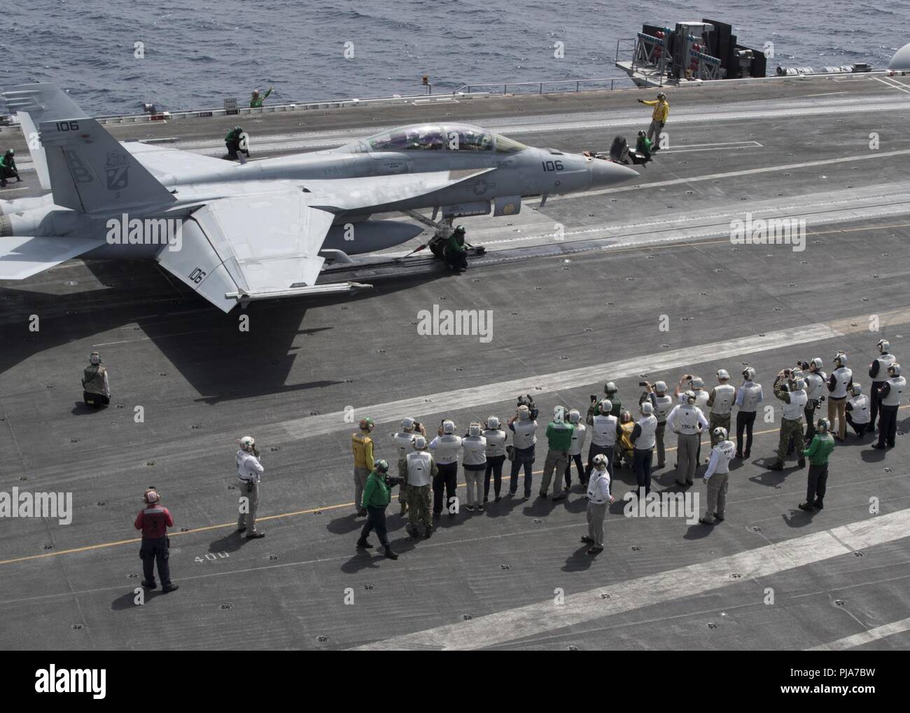L'OCÉAN ATLANTIQUE (3 juillet 2018) visiteurs distingués, entrepris et des médias sur les marins qu'un F/A-18F Super Hornet affectés à l 'Red Rippers' de Strike Fighter Squadron (VFA) 11 se prépare à lancer à partir de la classe Nimitz porte-avions USS Harry S. Truman (CVN 75). Harry S. Truman est déployée dans le cadre d'une rotation des forces américaines soutenant les opérations de sécurité maritime dans les eaux internationales dans le monde entier. Banque D'Images