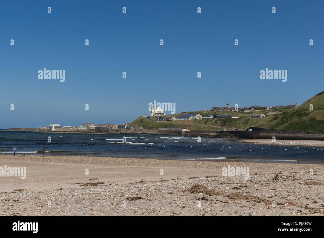 La recherche à travers l'embouchure de la rivière Deveron vers Macduff de la plage à Banff, Aberdeenshire, Scotland, UK. Banque D'Images