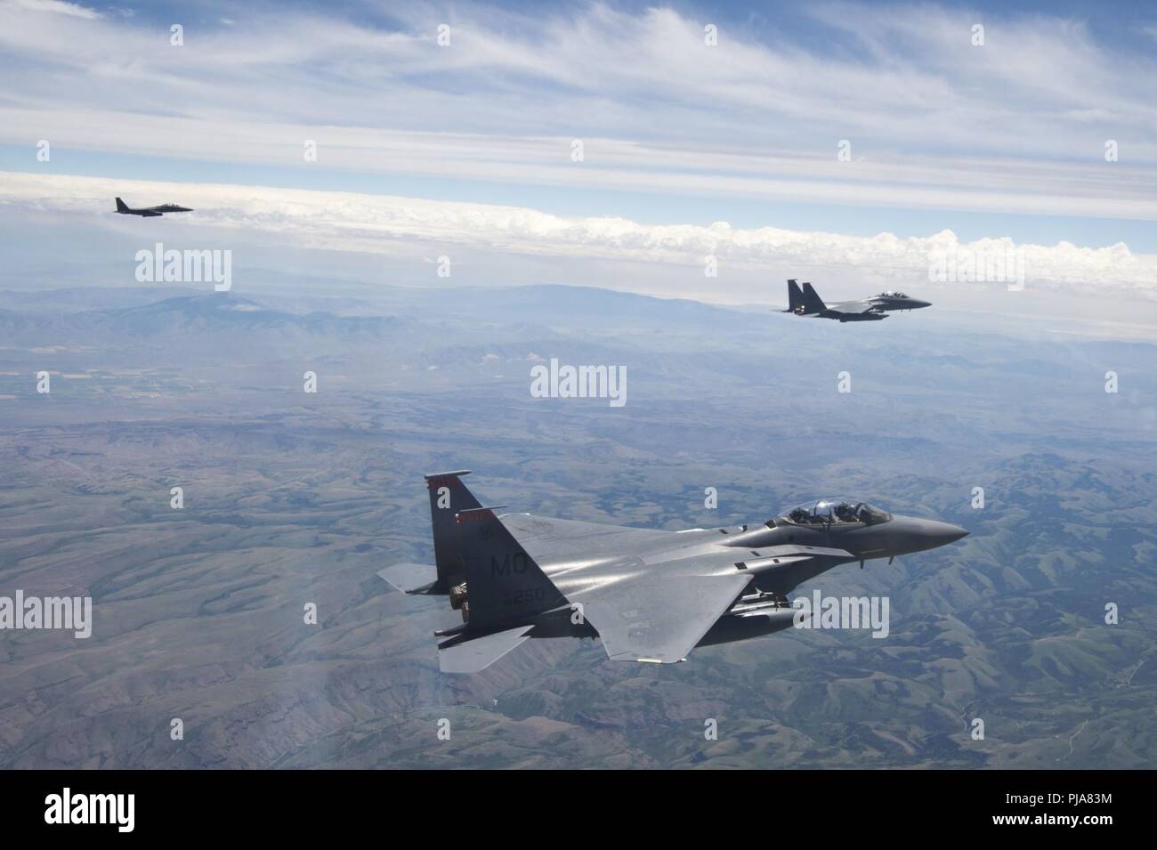 Trois U.S. Air Force F-15E Strike Eagles, affecté à la 391e Escadron de chasse de Mountain Home Air Force Base, Texas, volent au-dessus de l'Utah et Test Gamme de formation le 3 juillet 2018. Le F-15E Strike Eagle est un double-rôle fighter conçu pour effectuer à l'air-air et air-sol les missions. Banque D'Images