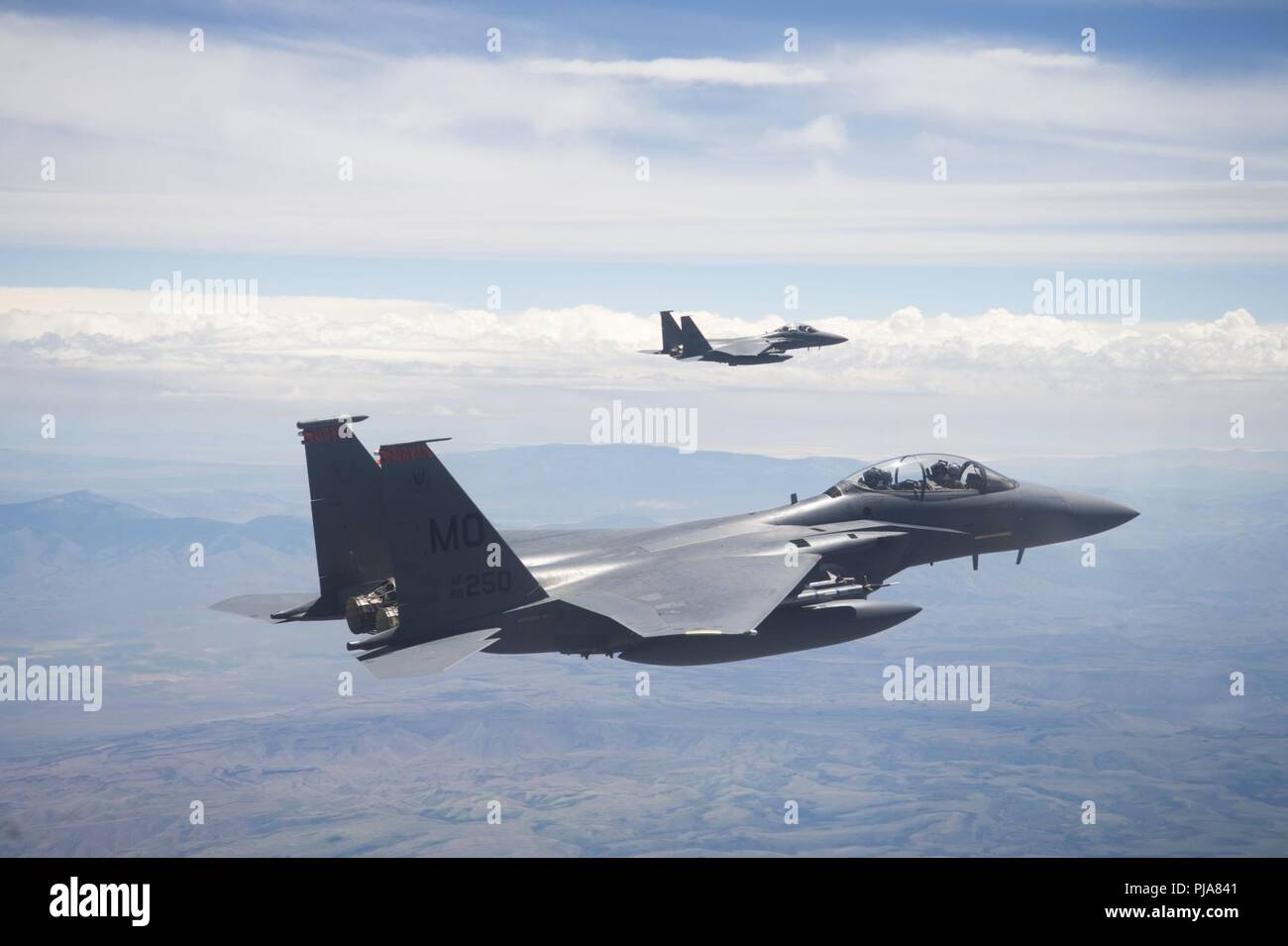 Deux U.S. Air Force F-15E Strike Eagles, affecté à la 391e Escadron de chasse de Mountain Home Air Force Base, Texas, volent au-dessus de l'Utah et Test Gamme de formation le 3 juillet 2018. Le F-15E Strike Eagle est un double-rôle fighter conçu pour effectuer à l'air-air et air-sol les missions. Banque D'Images