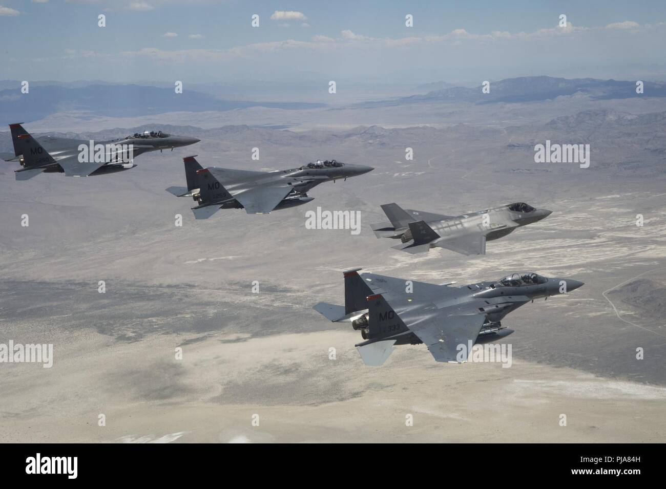 Le lieutenant Gen Mark Kelly, commandant de l'Armée de l'air 12e, dirige une formation de F-35A Lightning II, à partir de la 388e Escadre de chasse, Hill Air Force Base, Utah, et F-15E Strike Eagles, affecté à la 366e Escadre de chasse, Mountain Home Air Force Base, Texas au cours de l'essai de l'Utah et gamme de formation le 3 juillet 2018. Le lieutenant Gen Kelly était sur son dernier vol en tant que commandant de la 12e armée de l'air. Banque D'Images