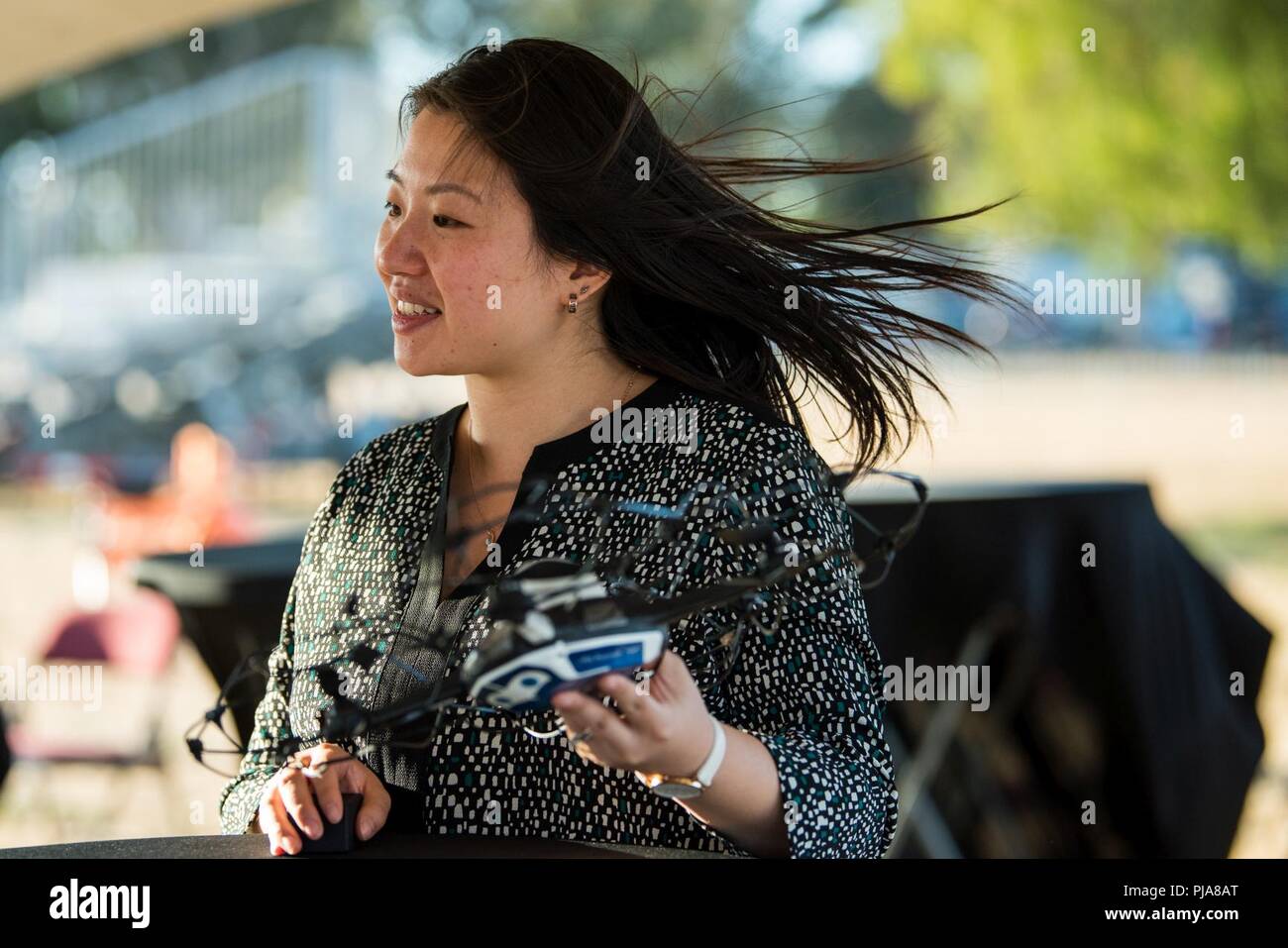 Natalie Cheung, Intel Shooting Star drone d'équipe, montre une des le drone  pour un membre des médias avant d'un bourdon spectacle léger à Travis Air  Force Base, en Californie, le 5 juillet