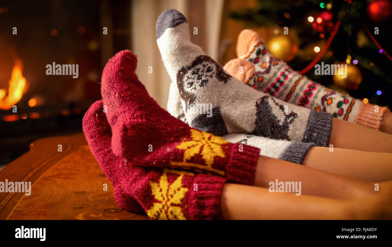 Libre De Droit De La Famille Dans Chaussettes Tricotees Chaud Couche A Cote D Une Cheminee Et L Arbre De Noel Photo Stock Alamy Libre De Droit De La Famille Dans Chaussettes Tricotees Chaud Couche A Cote D Une Cheminee Et L Arbre De Noel Photo Stock Alamy