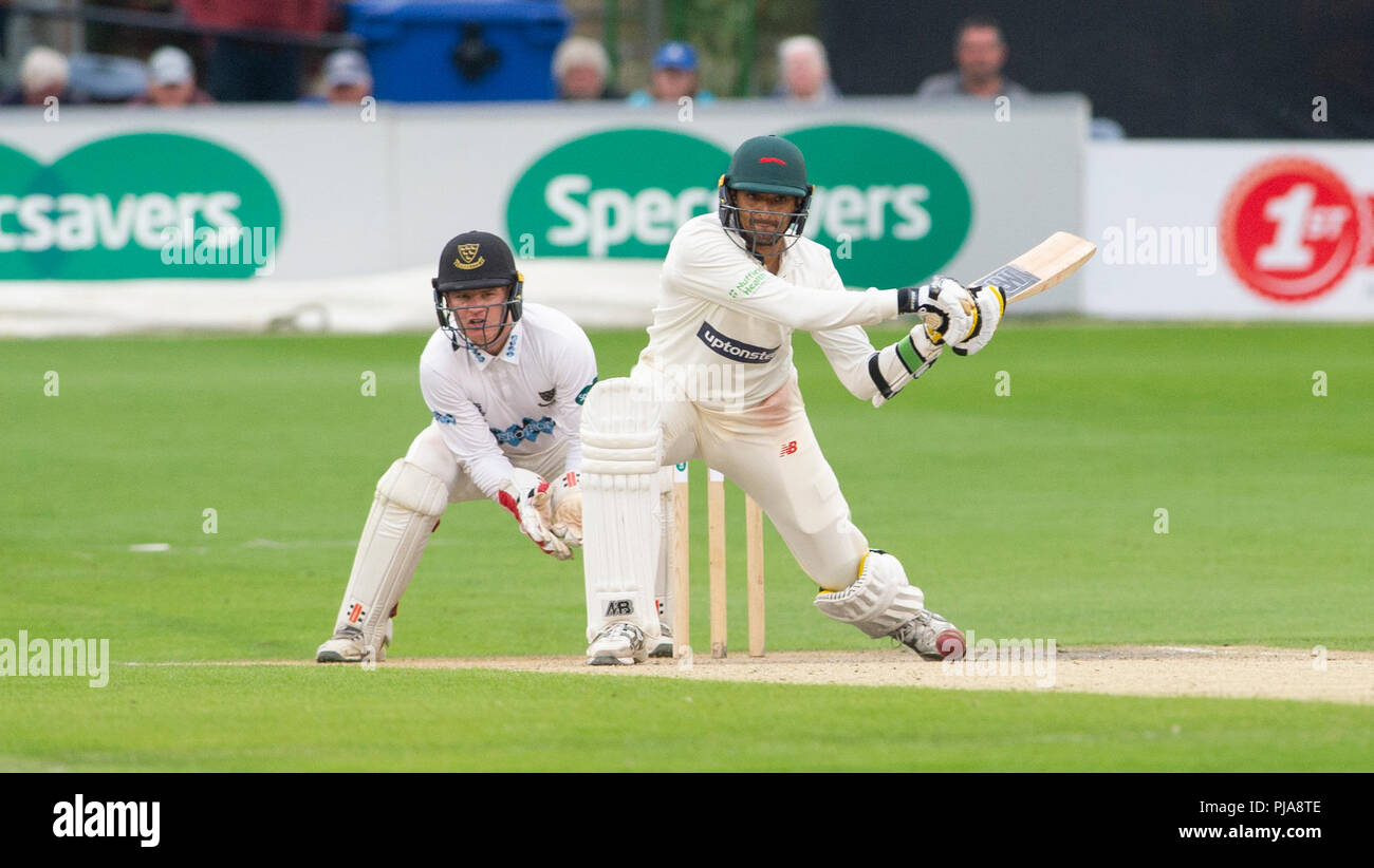 Hove UK 5 Septembre 2018 - Mohammad Abbas de Leicestershire tente un tir de balayage inverse observé par Sussex wicketkeeper Ben Brown lors de la deuxième journée de la Division du Championnat du comté de Specsavers Deux match de cricket du comté Central le 1er terrain à Hove Crédit : Simon Dack/Alamy Live News Banque D'Images