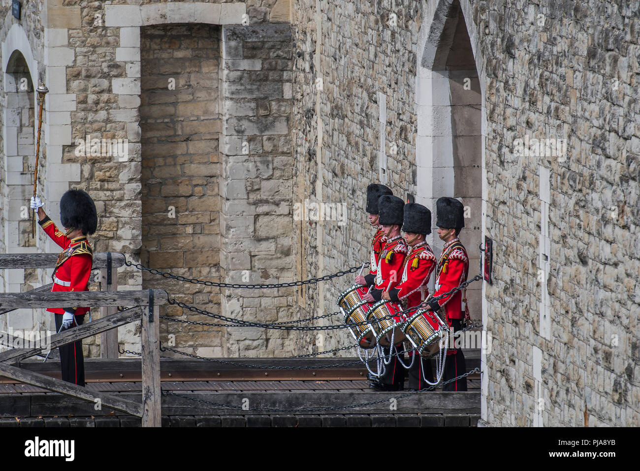 Londres, Royaume-Uni. 5 septembre 2018. Marcher hors de la porte est de la Tour de Londres - The Royal Regiment of Fusiliers exercer leur droit de marcher à travers le Square Mile comme l'un de la ville de London régiments privilégié pour célébrer leur 50e anniversaire. Cela inclut le droit à la marche à travers la ville de Londres avec tambours battants, drapeaux et baïonnettes aux canons dans un défilé de la Tour de Londres à la Guildhall. Crédit : Guy Bell/Alamy Live News Banque D'Images