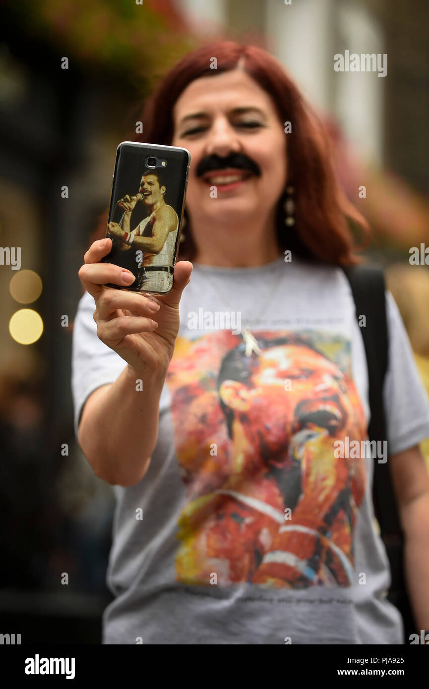 Londres Royaume Uni 5 Septembre 18 Un Fans De Freddie Mercury Dans Carnaby Street Met Une Londres Royaume Uni 5 Septembre 18 Un Fans De Freddie Mercury Dans Carnaby Street Met Une