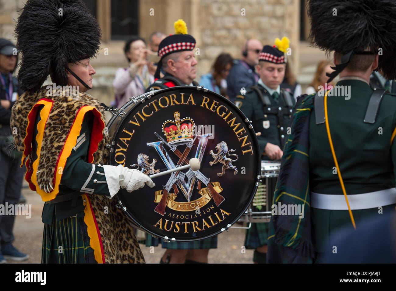 Ville de London, UK. 5 Septembre, 2018. Le Régiment royal de fusiliers, exercer leur droit de marcher à travers le Square Mile comme l'un de la ville de London régiments privilégié pour célébrer leur 50e anniversaire. Ces privilèges permettent au régiment pour exercer son droit de marcher à travers la ville avec tambours battants, drapeaux et baïonnettes aux canons dans un défilé de la Tour de Londres à la Guildhall. Plus de 500 membres du personnel de service et à la retraite prendre part au défilé avec le soutien de la régiments affiliés du régiment au Canada et d'Australie. Credit : Malcolm Park/Alamy Live News. Banque D'Images