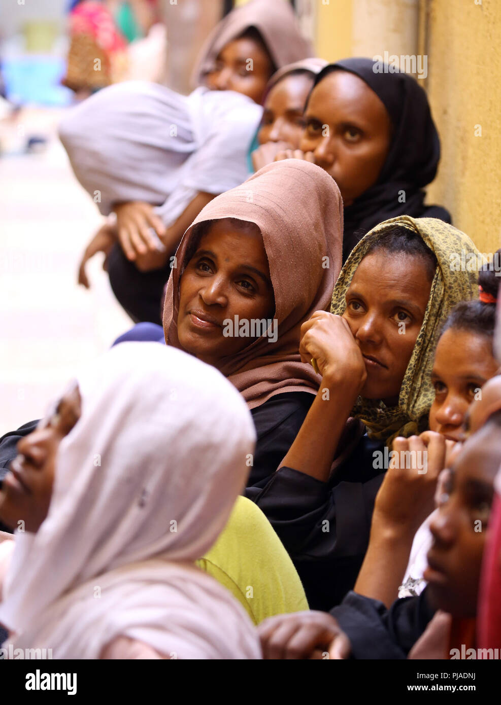 Tripoli. 12Th Mar, 2018. Les migrants illégaux s'asseoir à l'intérieur Ganzour refuge après avoir été transférés d'un autre refuge près de l'aéroport en raison d'affrontements à Tripoli, en Libye, le 5 septembre 2018. La Mission d'APPUI DES NATIONS UNIES en Libye (MANUL) a annoncé mardi que les combats partis à la capitale Tripoli ont signé un accord parrainé par l'ONU pour mettre fin à l'violents combats dans la ville. Source : Xinhua/Alamy Live News Banque D'Images