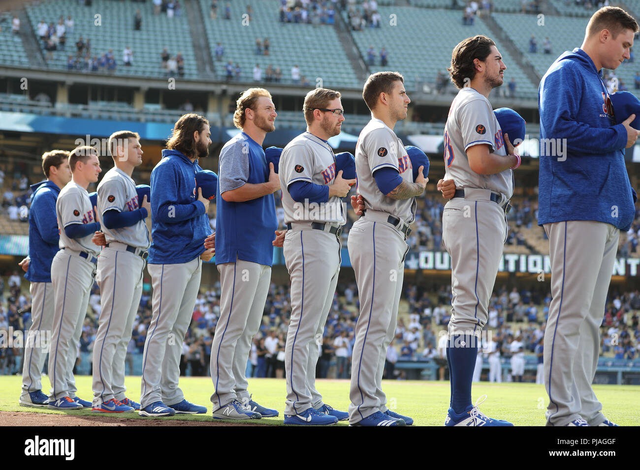 Los Angeles, CA, USA. 12Th Mar, 2018. Mets les joueurs forment pour l'hymne national avant le match contre les Mets de New York et les Dodgers de Los Angeles le 5 août 2018, au Dodger Stadium à Los Angeles, CA. (Photo de Peter Renner and Co) Credit : csm/Alamy Live News Banque D'Images