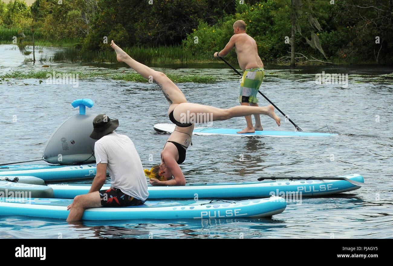 Orlando, Floride, USA. 5 septembre 2018 - Orlando, Floride, États-Unis - une femme paddle board pratiques du yoga à la Surf Expo le 5 septembre 2018 à Bill Frederick Park at Turkey Lake à Orlando, Floride. (Paul Hennessy/Alamy) Crédit : Paul Hennessy/Alamy Live News Banque D'Images