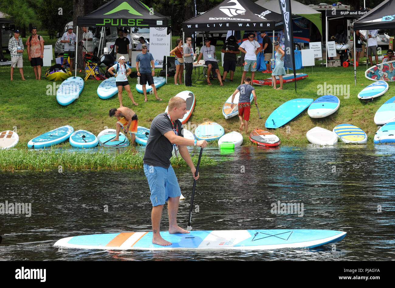 Orlando, Floride, USA. 5 septembre 2018 - Orlando, Floride, États-Unis - un homme monte un paddle board à la Surf Expo le 5 septembre 2018 à Bill Frederick Park at Turkey Lake à Orlando, Floride. (Paul Hennessy/Alamy) Crédit : Paul Hennessy/Alamy Live News Banque D'Images