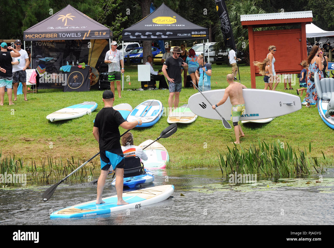 Orlando, Floride, USA. 5 septembre 2018 - Orlando, Floride, États-Unis - Personnes ride paddle boards et des kayaks à la Surf Expo le 5 septembre 2018 à Bill Frederick Park at Turkey Lake à Orlando, Floride. (Paul Hennessy/Alamy) Crédit : Paul Hennessy/Alamy Live News Banque D'Images