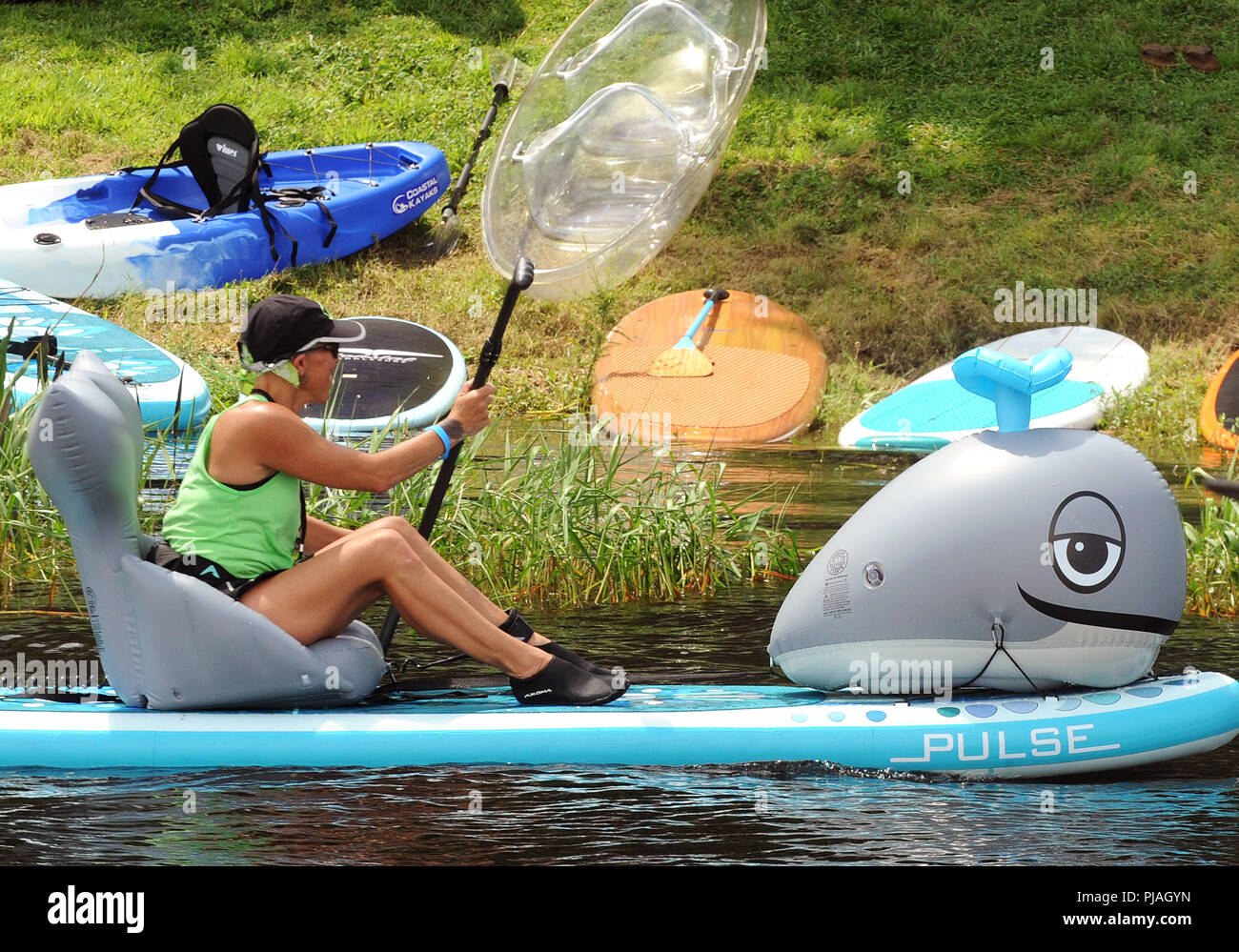 Orlando, Floride, USA. 5 septembre 2018 - Orlando, Floride, États-Unis - une femme monte un paddle board à la Surf Expo le 5 septembre 2018 à Bill Frederick Park at Turkey Lake à Orlando, Floride. (Paul Hennessy/Alamy) Crédit : Paul Hennessy/Alamy Live News Banque D'Images