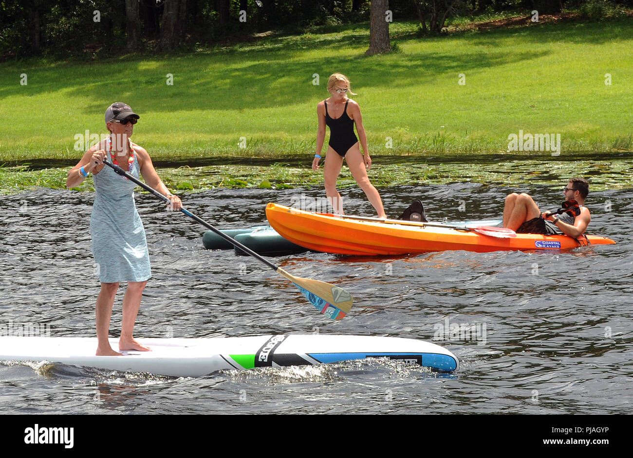 Orlando, Floride, USA. 5 septembre 2018 - Orlando, Floride, États-Unis - Personnes ride paddle boards et des kayaks à la Surf Expo le 5 septembre 2018 à Bill Frederick Park at Turkey Lake à Orlando, Floride. (Paul Hennessy/Alamy) Crédit : Paul Hennessy/Alamy Live News Banque D'Images