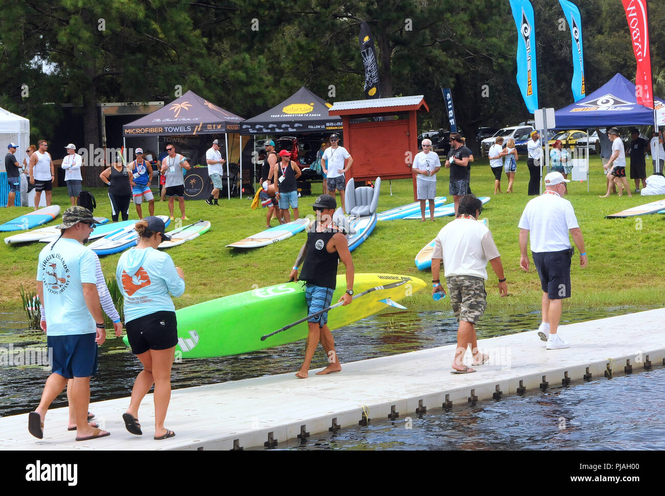 Orlando, Floride, USA. 5 septembre 2018 - Orlando, Floride, États-Unis - un homme porte un paddle board à la Surf Expo le 5 septembre 2018 à Bill Frederick Park at Turkey Lake à Orlando, Floride. (Paul Hennessy/Alamy) Crédit : Paul Hennessy/Alamy Live News Banque D'Images