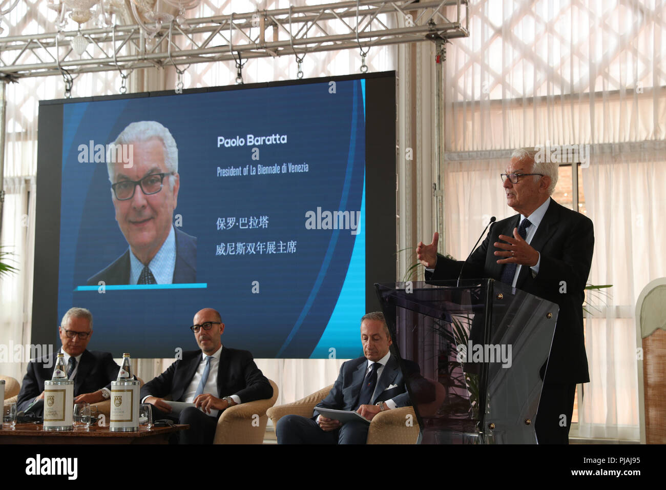 (180906) -- Venise, 6 septembre 2018 (Xinhua) -- Paolo Baratta, président de la Biennale di Venezia, aborde le forum de coproduction sino-italien à Venise, Italie, le 1 septembre 2018. L'italien, cinéastes et producteurs devraient unir leurs forces avec la Chine, où les spectateurs sont en croissance et le marché est en plein essor, professionnels de l'industrie du film dit au forum de coproduction sino-italien tenue le samedi au Festival du Film de Venise. (Xinhua/Cheng Tingting) (WTC) Banque D'Images