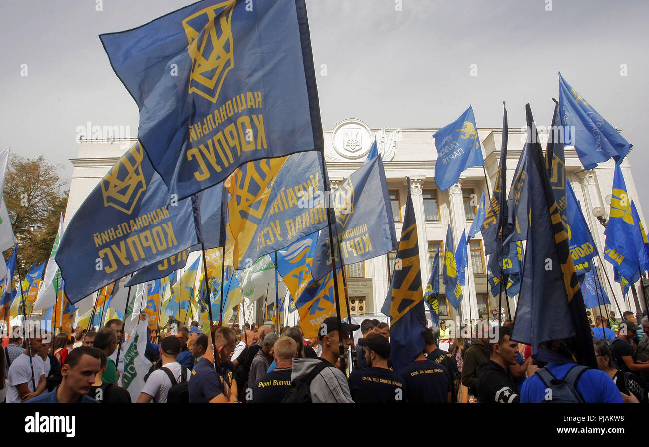 Kiev, Ukraine. Sep 6, 2018. L'Ukrainien les militants de différents partis politiques prennent part à ''rallye panukrainien de réforme électorale'' en face de l'Ukrainain le Parlement à Kiev, Ukraine, le 6 septembre 2018. La demande des militants de l'abolition de la loi électorale de l'époque de de l'ancien président Viktor Ianoukovitch et adopter le nouveau Code électoral, qui prévoit la tenue des élections parlementaires en un système proportionnel avec open listes régionales. Crédit : Serg Glovny/ZUMA/Alamy Fil Live News Banque D'Images