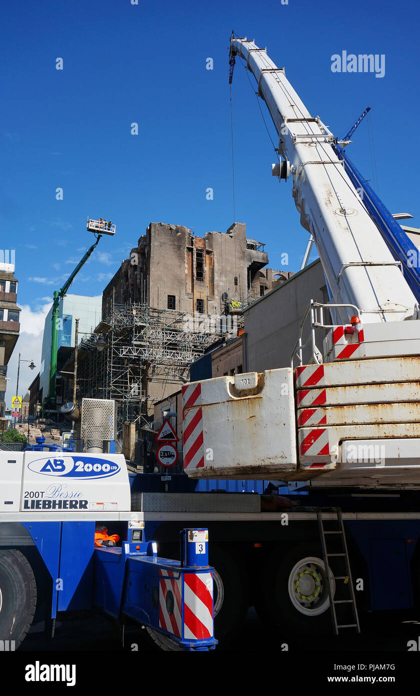 Glasgow, Royaume-Uni : 6 septembre 2018 - cordon de sécurité autour de la Glasgow School of Art est réduit en tant qu'œuvres de progrès. Il y a près de deux mois depuis l'incendie et les grues s'élevant au-dessus des toits de la ville et de bloquer les routes autour de l'École d'art est devenu presque une caractéristique permanente. Les citoyens de Glasgow à poursuivre leur vie à peine de remarquer la présence de plante. Sauchiehall Street est maintenant presque tous ouverts au public. Credit : Pawel Pietraszewski/ Alamy Live News. Banque D'Images