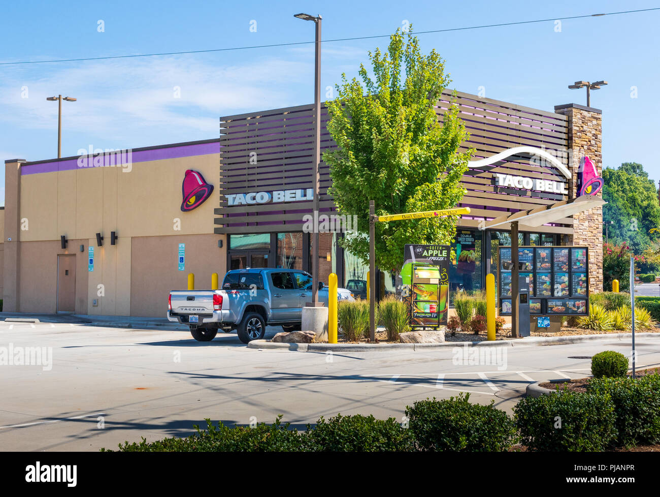 HICKORY, NC, USA-9/2/18 : un restaurant Taco Bell à Hickory, NC, montrant le drive-thru, et une camionnette stationnée dans le lot. Pas de gens qui sont visibles. Banque D'Images