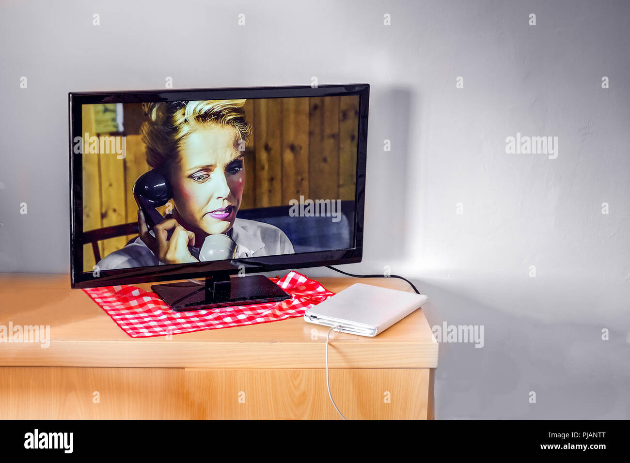 Peu d''une télévision à écran LCD cabinet Banque D'Images