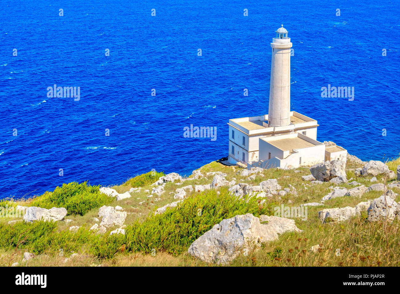 Falaise phare blanc donnent sur seascape Punta Palascia jour Salento Otranto Italie Banque D'Images