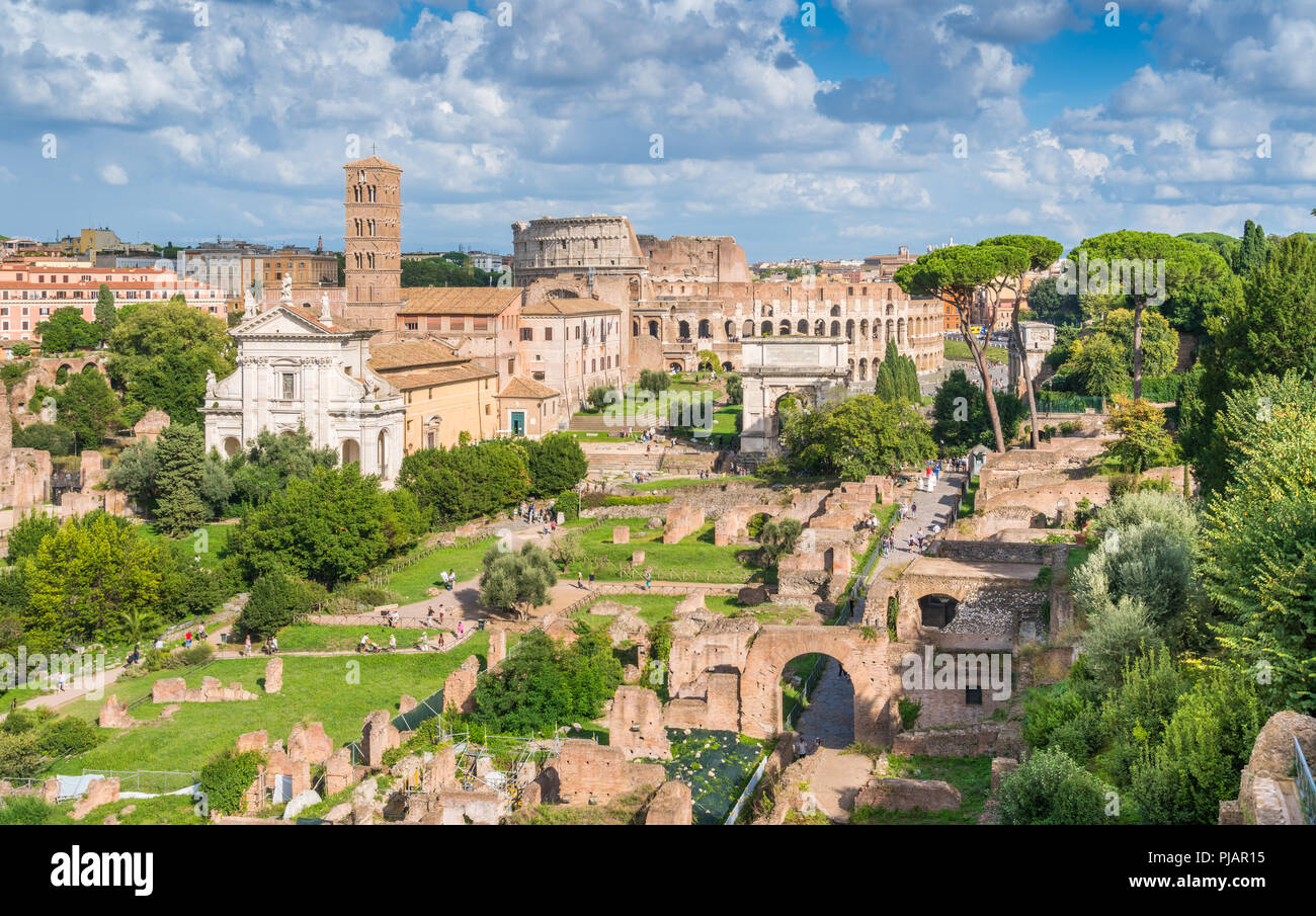 Belle vue sur le Forum Romain, avec la Basilique de Santa Francesca Romana, Colisée et Arc de Titus. Rome, Italie. Banque D'Images