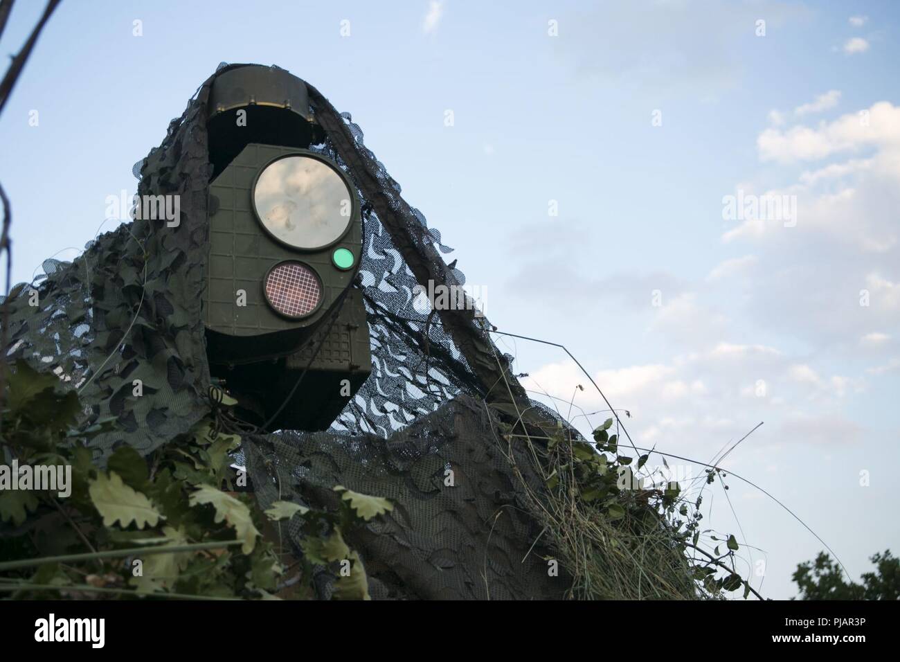 La Marine américaine avec une force de rotation de la mer Noire 18.1 utilise un système Sabre monté en haut d'un véhicule tactique pour observer la zone d'impact lors d'un déploiement d'entraînement physique à Novo Selo, la Bulgarie, le 2 juillet 2018. Marines avec des armes Company, 1er Bataillon, 6e Régiment de Marines, a organisé cinq jours de plages de tir réel, améliorer leurs capacités opérationnelles. Banque D'Images