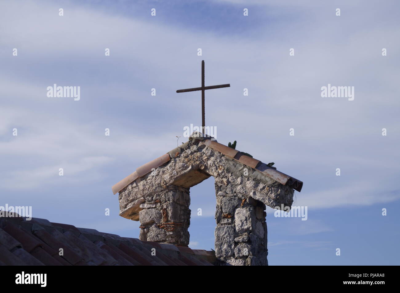 Croix au sommet d'une église en pierre à une vieille ville en République Dominicaine Banque D'Images