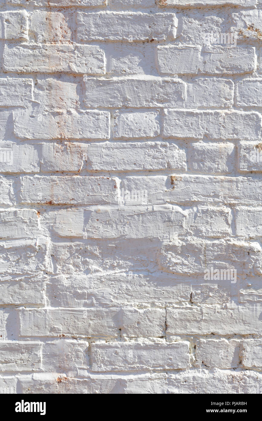 Détail de l'ancien mur de briques peint en blanc et en détresse, peeling et tachés. Idéal pour la texture grunge background Banque D'Images