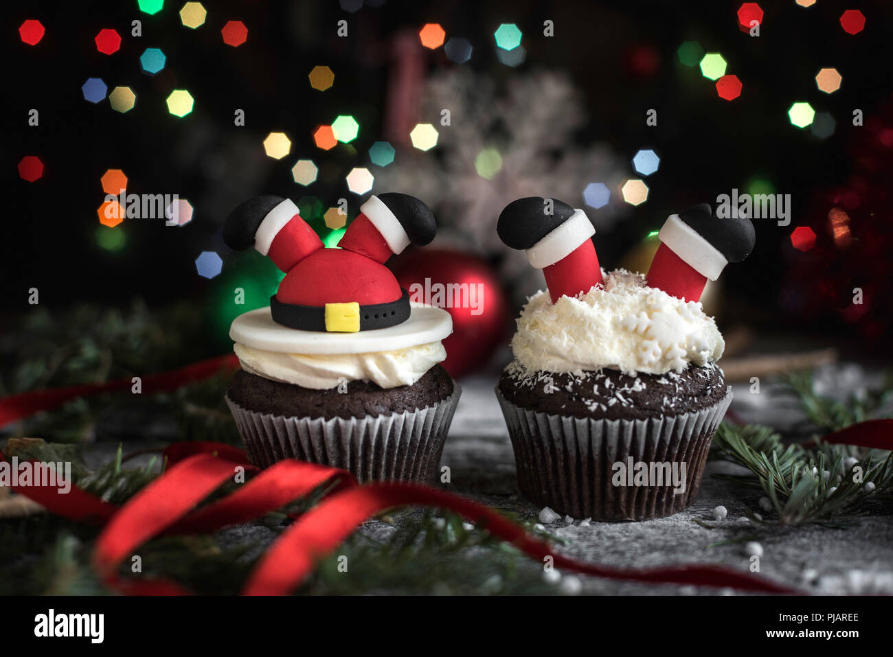 Moelleux au chocolat cupcakes avec décoration de Noël Banque D'Images